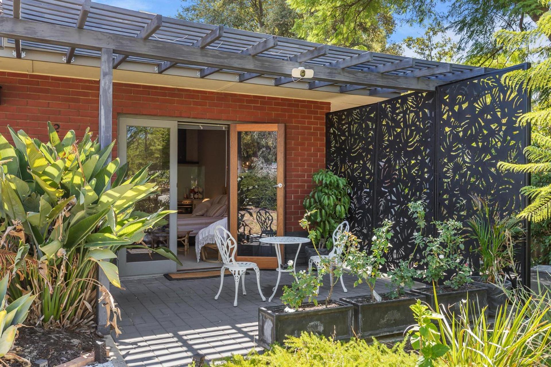 Haven Studio Hideaway Near Airport — Photos 1